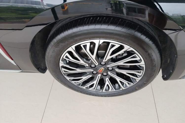 Used Hongqi H5 2024 2.0T Automatic Smart Connect Flagship Edition Right Front Wheel Hub