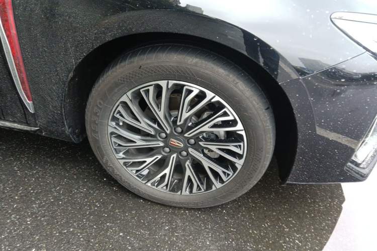 Used Hongqi H5 2024 2.0T Automatic Smart Connect Flagship Edition Right Front Wheel Hub