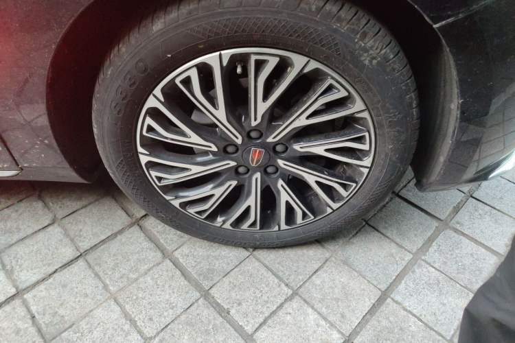 Used Hongqi H5 2024 2.0T Automatic Smart Connect Flagship Edition Right Front Wheel Hub