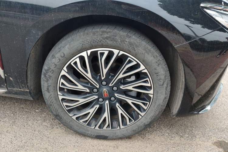 Used Hongqi H5 2024 2.0T Automatic Smart Connect Flagship Edition Right Front Wheel Hub