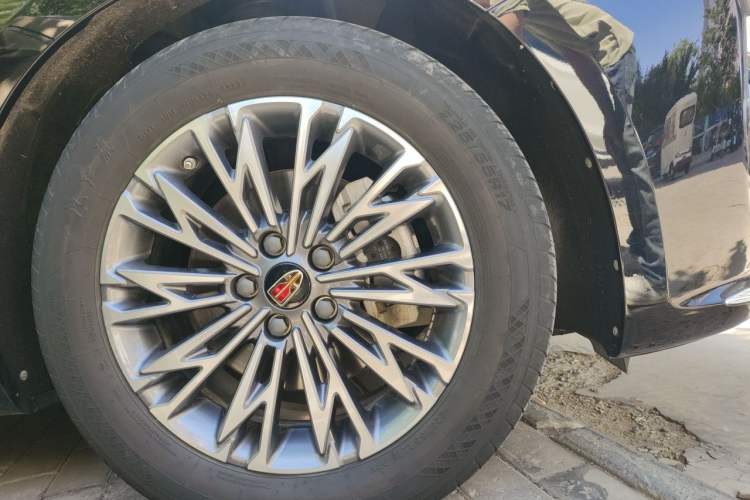 Used Hongqi H5 2024 2.0T Automatic Smart Connect Flagship Edition Right Front Wheel Hub