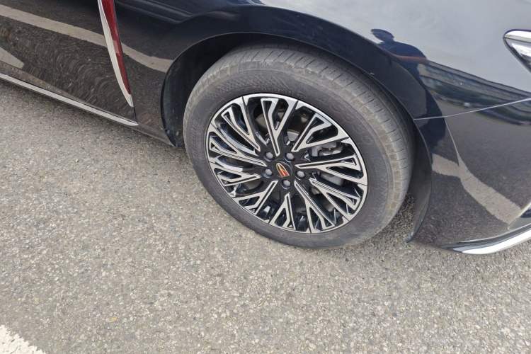Used Hongqi H5 2024 2.0T Automatic Smart Connect Flagship Edition Right Front Wheel Hub