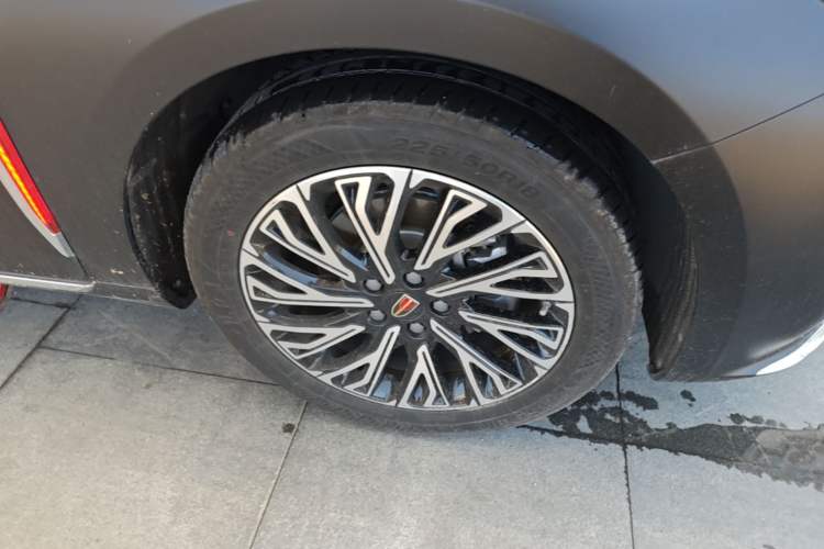 Used Hongqi H5 2024 2.0T Automatic Smart Connect Flagship Edition Right Front Wheel Hub