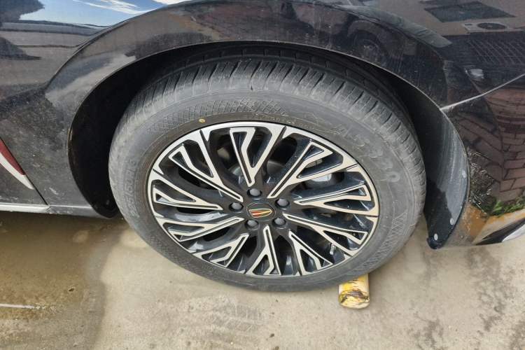 Used Hongqi H5 2024 2.0T Automatic Smart Connect Flagship Edition Right Front Wheel Hub
