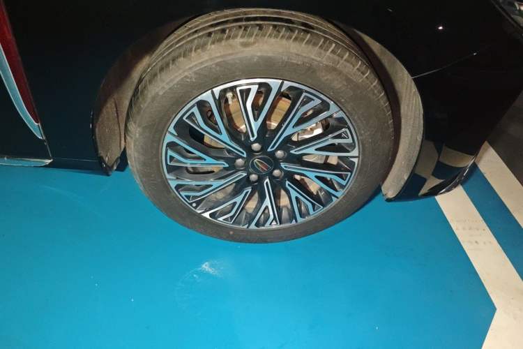 Used Hongqi H5 2024 2.0T Automatic Smart Connect Flagship Edition Right Front Wheel Hub