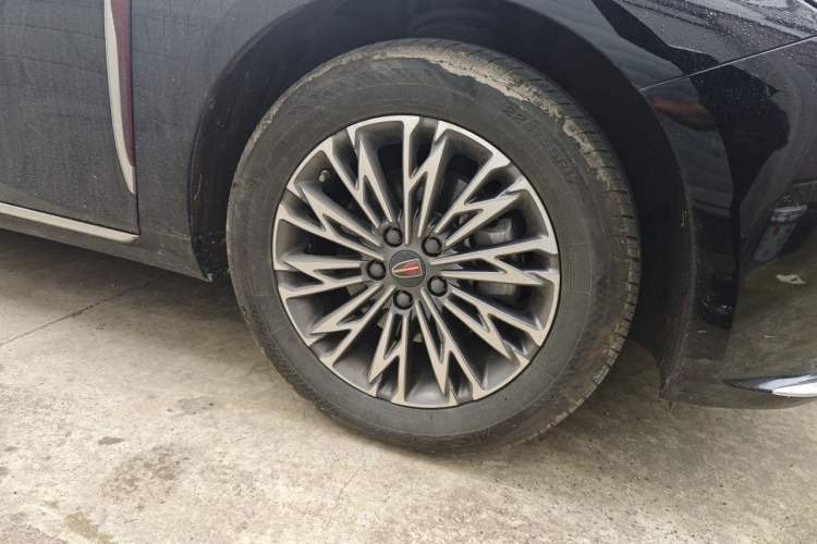 Used Hongqi H5 2024 2.0T Automatic Smart Connect Flagship Edition Right Front Wheel Hub