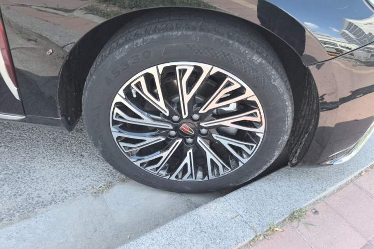 Used Hongqi H5 2024 2.0T Automatic Smart Connect Flagship Edition Right Front Wheel Hub