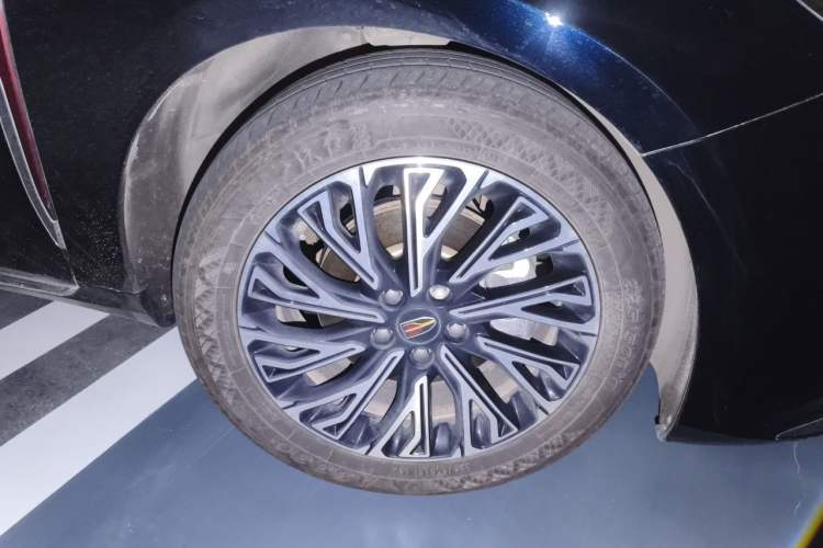 Used Hongqi H5 2024 2.0T Automatic Smart Connect Flagship Edition Right Front Wheel Hub
