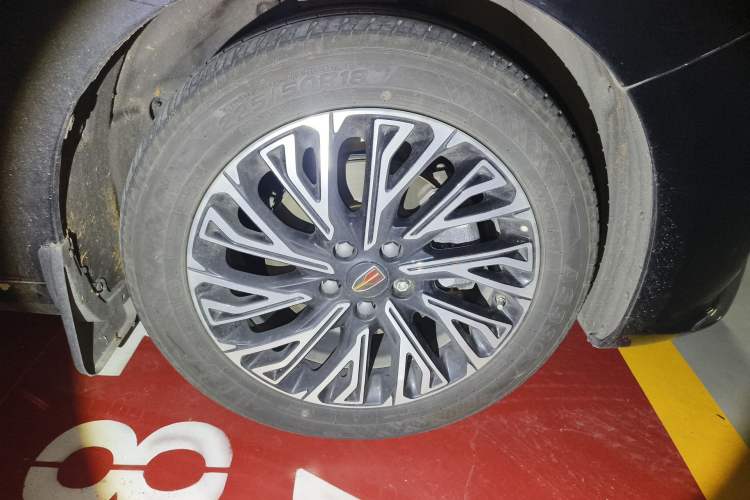 Used Hongqi H5 2024 2.0T Automatic Smart Connect Flagship Edition Right Front Wheel Hub