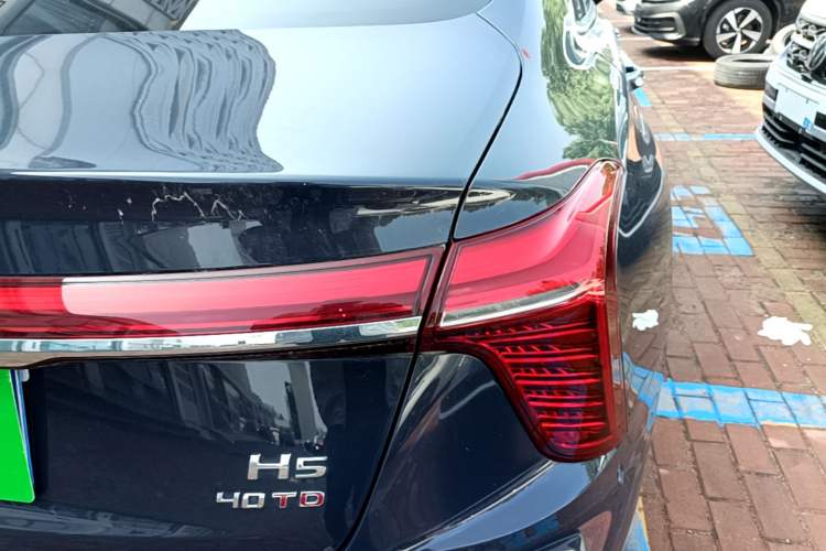 Used Hongqi H5 2024 2.0T Automatic Smart Connect Flagship Edition Right Rear Taillight