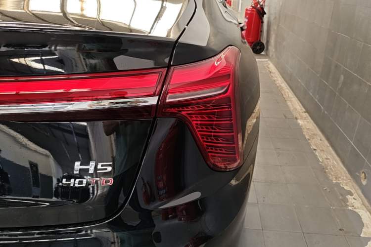Used Hongqi H5 2024 2.0T Automatic Smart Connect Flagship Edition Right Rear Taillight