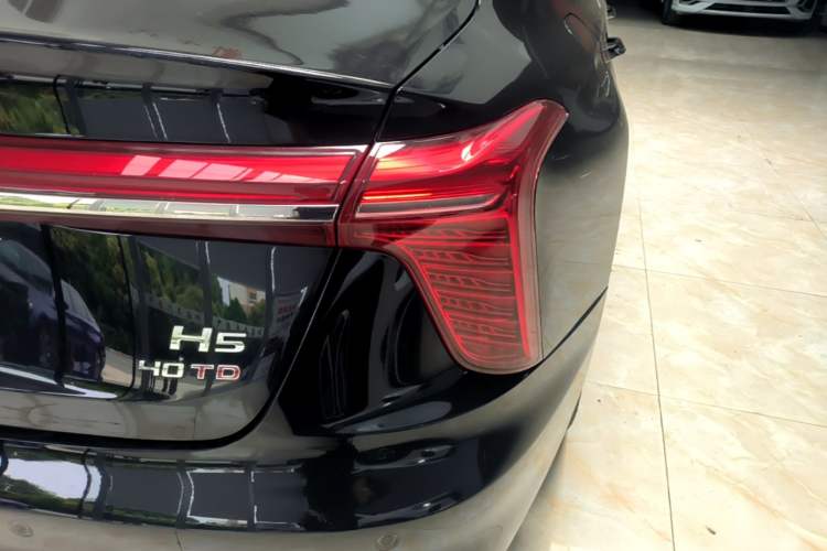 Used Hongqi H5 2024 2.0T Automatic Smart Connect Flagship Edition Right Rear Taillight
