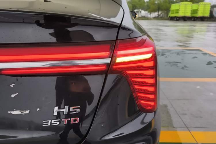 Used Hongqi H5 2024 1.5T DCT Smart Connect Flagship Edition Right Rear Taillight
