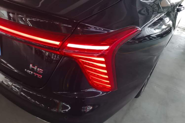 Used Hongqi H5 2024 2.0T Automatic Smart Connect Flagship Edition Right Rear Taillight