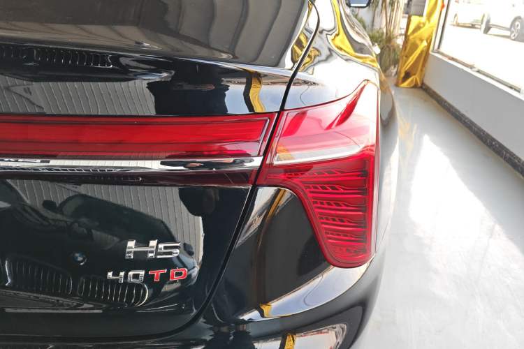 Used Hongqi H5 2024 2.0T Automatic Smart Connect Flagship Edition Right Rear Taillight