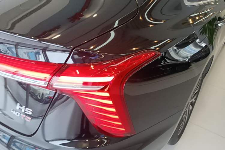 Used Hongqi H5 2024 2.0T Automatic Smart Connect Flagship Edition Right Rear Taillight
