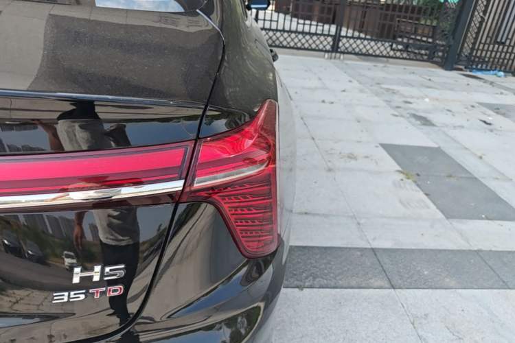 Used Hongqi H5 2024 1.5T DCT Smart Connect Flagship Edition Right Rear Taillight