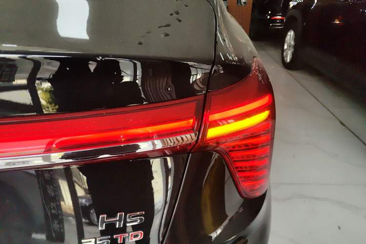 Used Hongqi H5 2024 1.5T DCT Smart Connect Flagship Edition Right Rear Taillight