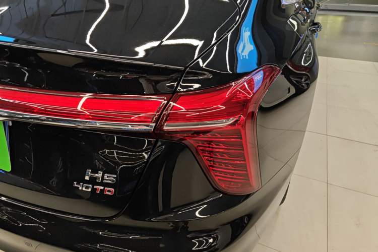 Used Hongqi H5 2024 2.0T Automatic Smart Connect Flagship Edition Right Rear Taillight