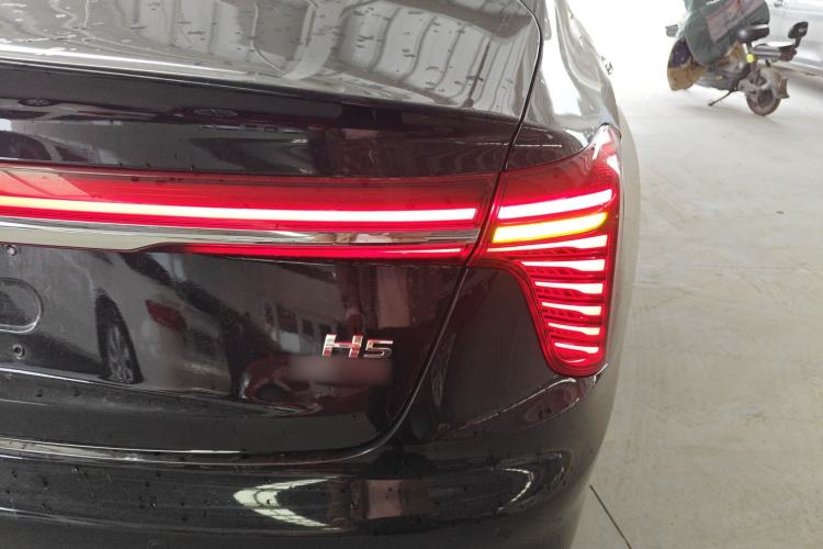 Used Hongqi H5 2024 1.5T DCT Smart Connect Flagship Edition Right Rear Taillight