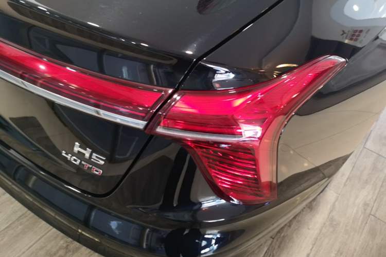 Used Hongqi H5 2024 2.0T Automatic Smart Connect Flagship Edition Right Rear Taillight