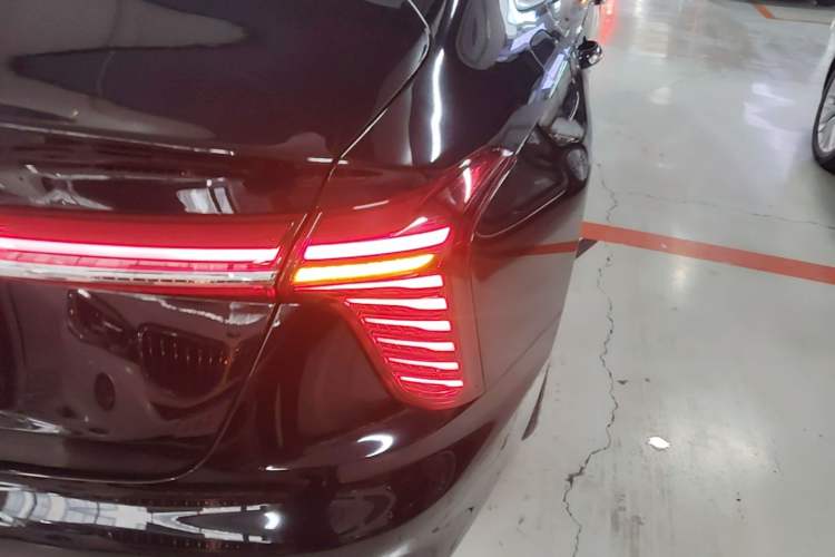 Used Hongqi H5 2024 2.0T Automatic Smart Connect Flagship Edition Right Rear Taillight