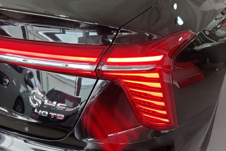 Used Hongqi H5 2024 2.0T Automatic Smart Connect Flagship Edition Right Rear Taillight