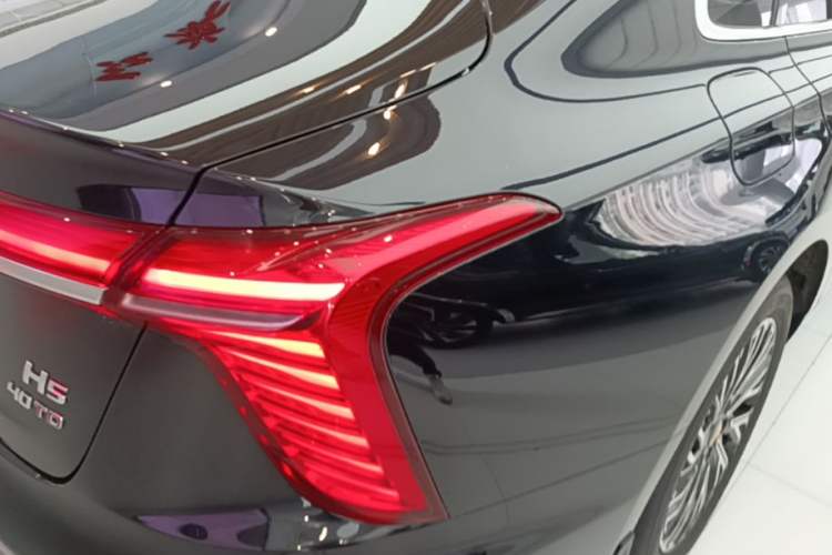 Used Hongqi H5 2024 2.0T Automatic Smart Connect Flagship Edition Right Rear Taillight