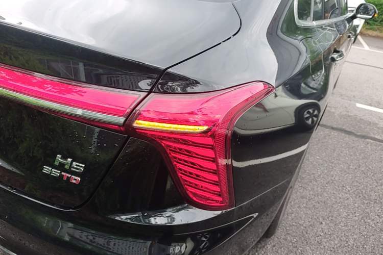 Used Hongqi H5 2024 1.5T DCT Smart Connect Flagship Edition Right Rear Taillight