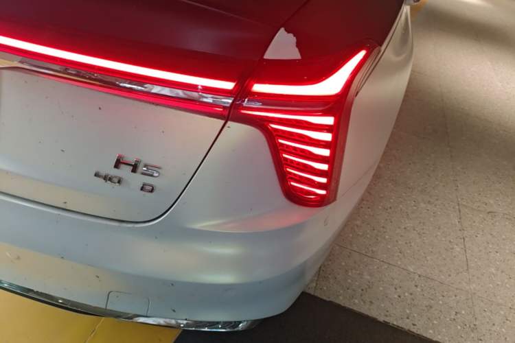 Used Hongqi H5 2024 2.0T Automatic Smart Connect Flagship Edition Right Rear Taillight