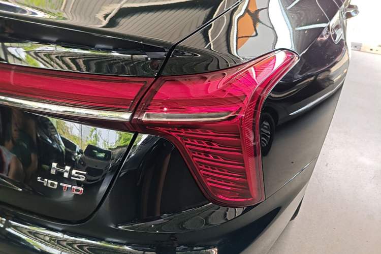 Used Hongqi H5 2024 2.0T Automatic Smart Connect Flagship Edition Right Rear Taillight