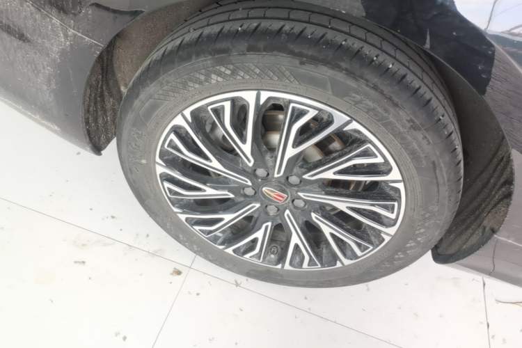 Used Hongqi H5 2024 2.0T Automatic Smart Connect Flagship Edition Right Rear Wheel Hub