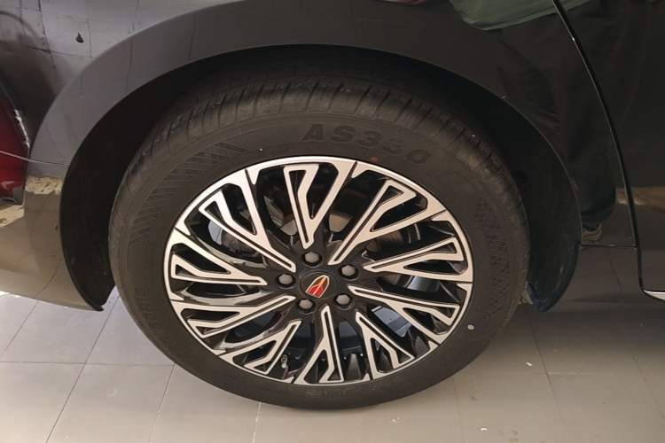 Used Hongqi H5 2024 2.0T Automatic Smart Connect Flagship Edition Right Rear Wheel Hub