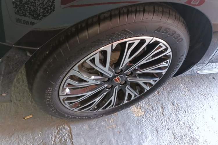 Used Hongqi H5 2024 2.0T Automatic Smart Connect Flagship Edition Right Rear Wheel Hub