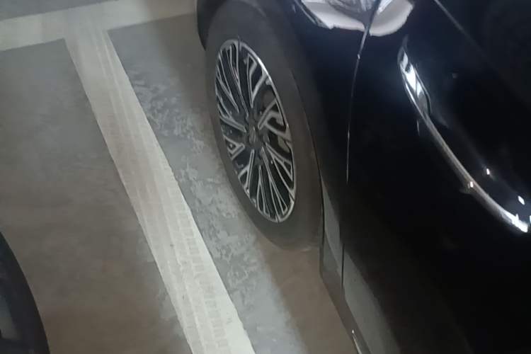 Used Hongqi H5 2024 2.0T Automatic Smart Connect Flagship Edition Right Rear Wheel Hub
