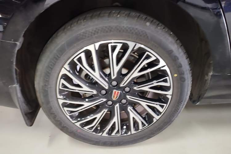 Used Hongqi H5 2024 2.0T Automatic Smart Connect Flagship Edition Right Rear Wheel Hub