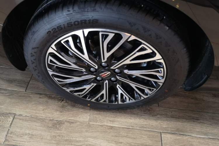 Used Hongqi H5 2024 2.0T Automatic Smart Connect Flagship Edition Right Rear Wheel Hub