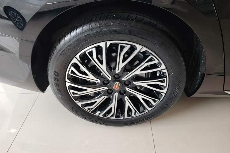 Used Hongqi H5 2024 2.0T Automatic Smart Connect Flagship Edition Right Rear Wheel Hub