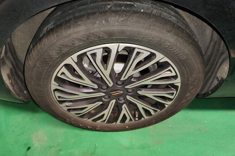 Used Hongqi H5 2024 2.0T Automatic Smart Connect Flagship Edition Right Rear Wheel Hub