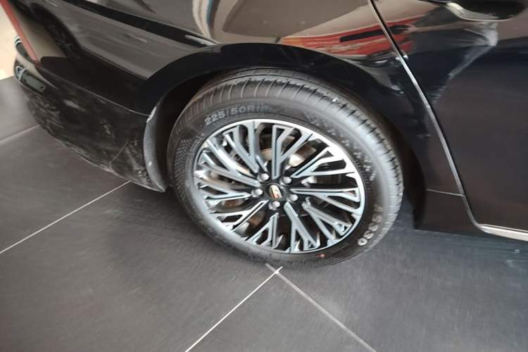 Used Hongqi H5 2024 2.0T Automatic Smart Connect Flagship Edition Right Rear Wheel Hub