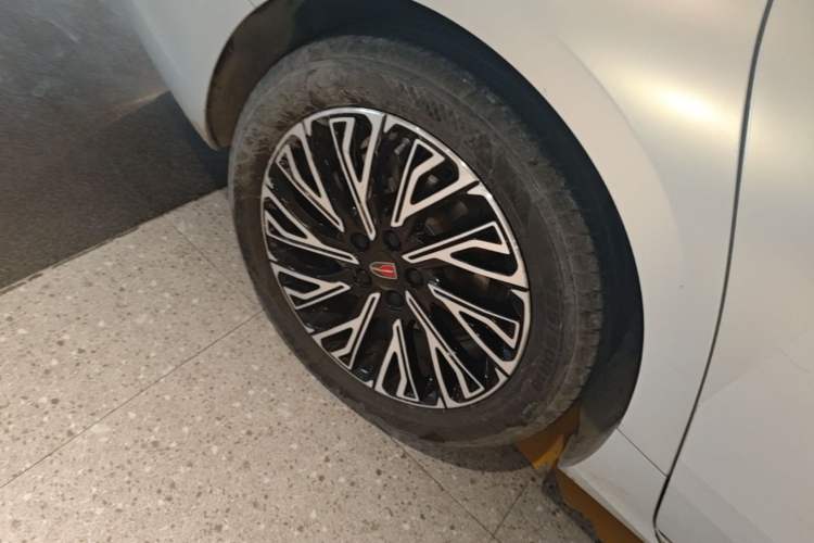 Used Hongqi H5 2024 2.0T Automatic Smart Connect Flagship Edition Right Rear Wheel Hub