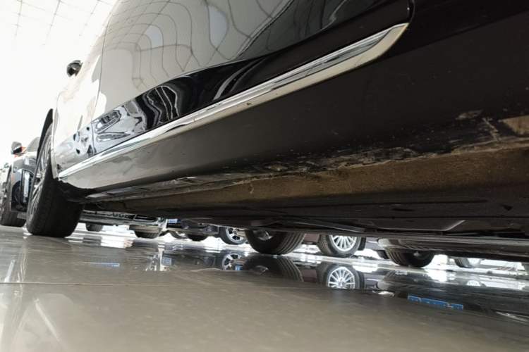 Used Hongqi H5 2024 2.0T Automatic Smart Connect Flagship Edition Right Side Sill
