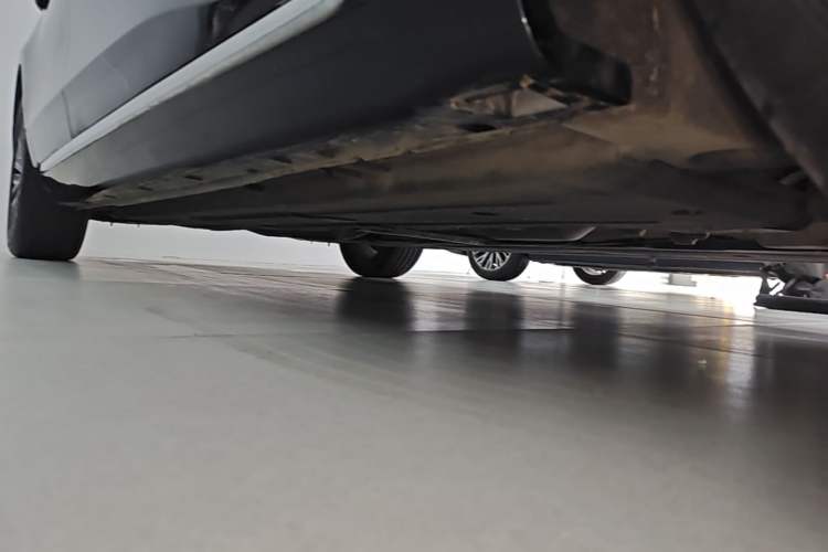 Used Hongqi H5 2024 2.0T Automatic Smart Connect Flagship Edition Right Side Sill