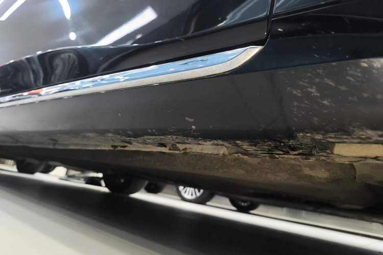 Used Hongqi H5 2024 2.0T Automatic Smart Connect Flagship Edition Right Side Sill