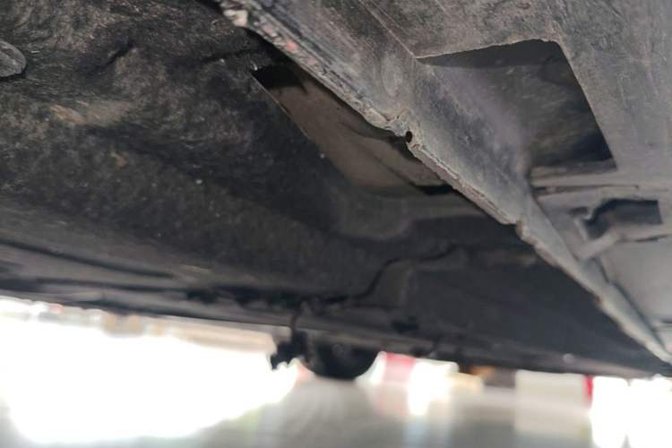 Used Hongqi H5 2024 2.0T Automatic Smart Connect Flagship Edition Right Side Sill