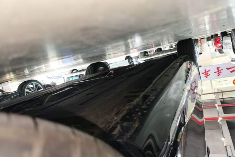 Used Hongqi H5 2024 2.0T Automatic Smart Connect Flagship Edition Right Side Sill