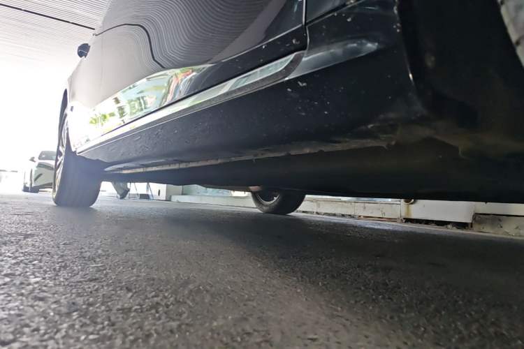 Used Hongqi H5 2024 2.0T Automatic Smart Connect Flagship Edition Right Side Sill
