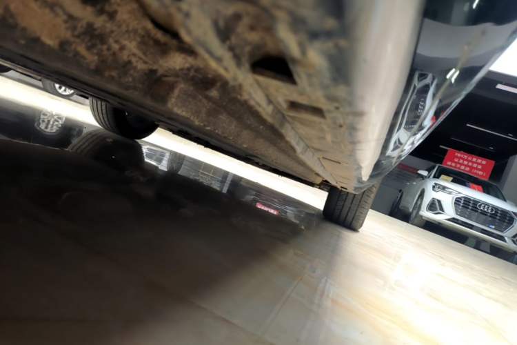 Used Hongqi H5 2024 2.0T Automatic Smart Connect Flagship Edition Right Side Sill