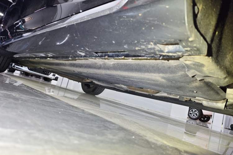 Used Hongqi H5 2024 2.0T Automatic Smart Connect Flagship Edition Right Side Sill