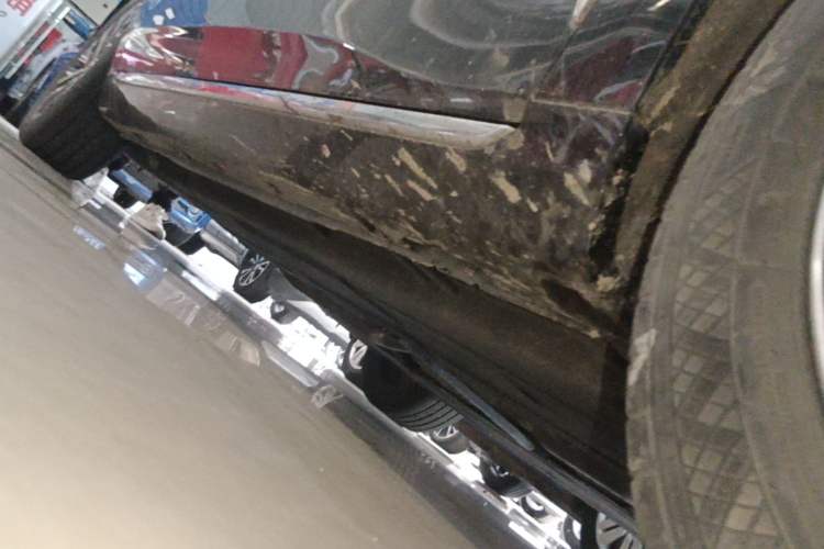 Used Hongqi H5 2024 2.0T Automatic Smart Connect Flagship Edition Right Side Sill